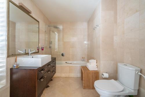Relaxing 2 BR Apt with Parking - image 2