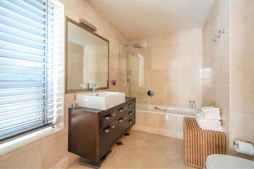 Relaxing 2 BR Apt with Parking
