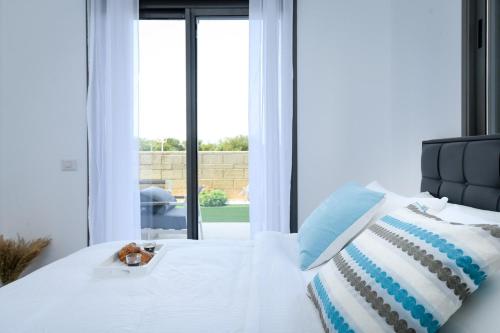 4BR Garden Apt with Private Balcony by SeaNRent in Nahariya