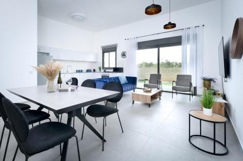4BR Garden Apt with Private Balcony by SeaNRent in Nahariya