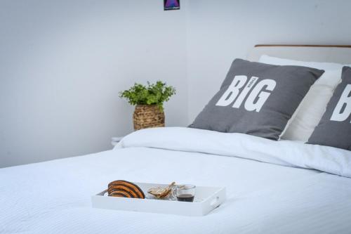 4BR Garden Apt with Private Balcony by SeaNRent in Nahariya