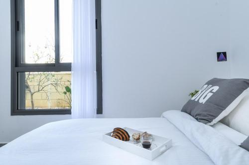 4BR Garden Apt with Private Balcony by SeaNRent in Nahariya