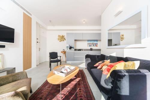 Mamad Bright Apt w Balcony 10min Walk from Beach - image 4
