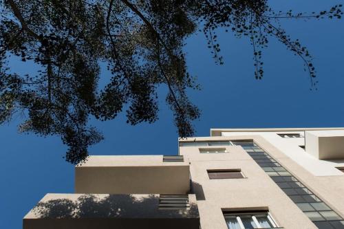 Mamad Bright Apt w Balcony & 10min Walk from Beach