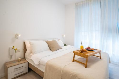 Mamad Sunlit Elegant 3BR Stay with Mamad - image 5