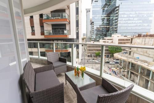Mamad Sunlit Elegant 3BR Stay with Mamad