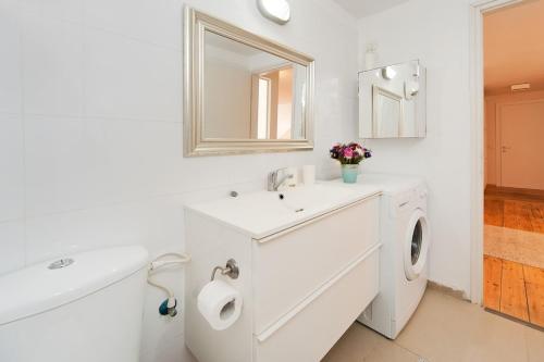 Stylish Apt w Charming Balcony in the Very Center - image 2