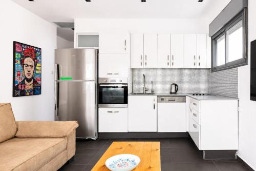 Bright Garden View Apartment Near the Beach - image 3