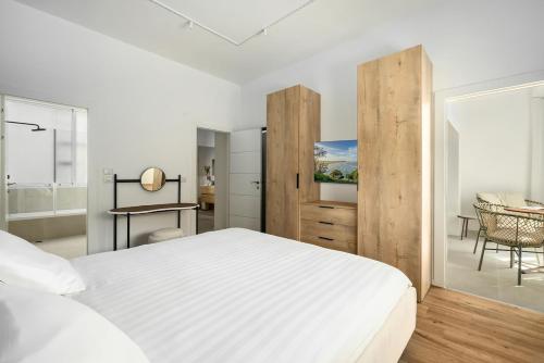Central & Bright Designer Getaway
