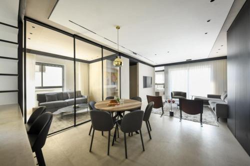 Modern and Vibrant 2BR apt with Private Balcony