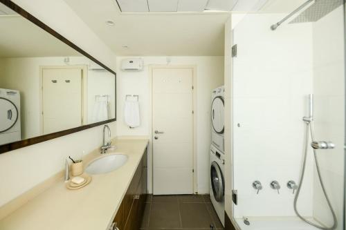 Chic 2BR Apt w Large Windows in Tel Aviv Old North