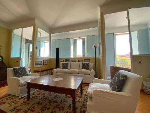 Luxurious and spacious central residence near the metro