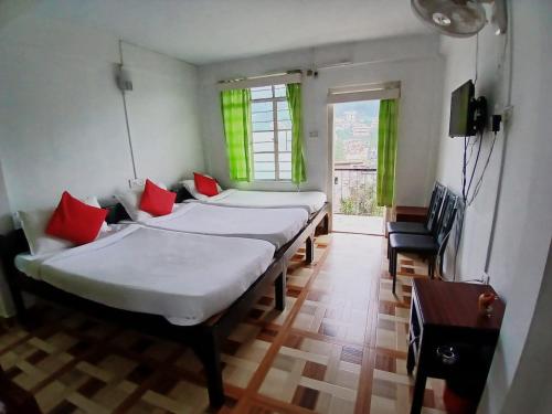 3 twin beds