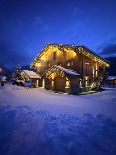 Chalet spacieux à Samoëns de 210 m² avec jacuzzi et jardin
