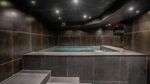 Pezsgőfürdő, Love Room- Jacuzzi XXL- Climatisé- Table massage Accessoires (Love Room- Jacuzzi XXL- Climatise- Table massage Accessoires) in L'Escarène
