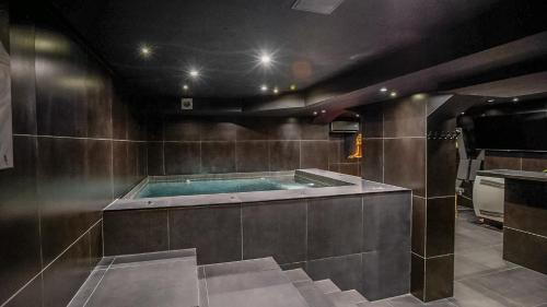 Pezsgőfürdő, Love Room- Jacuzzi XXL- Climatisé- Table massage Accessoires (Love Room- Jacuzzi XXL- Climatise- Table massage Accessoires) in L'Escarène