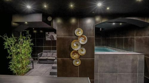 Pezsgőfürdő, Love Room- Jacuzzi XXL- Climatisé- Table massage Accessoires (Love Room- Jacuzzi XXL- Climatise- Table massage Accessoires) in L'Escarène
