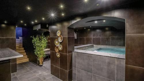 Love Room- Jacuzzi XXL- Climatisé- Table massage Accessoires