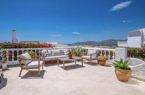Lovely townhouse, several terraces, garden, pool
