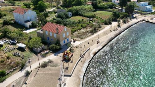 Yellow submarine in Olib