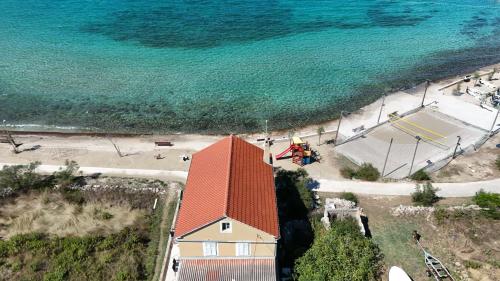Yellow submarine in Olib