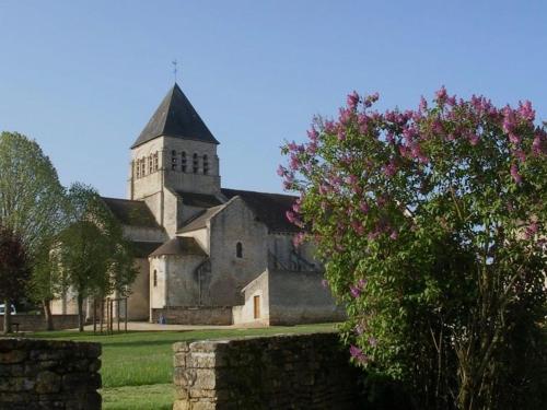 Gite restaure avec parc et jeux, ideal pour familles in Bruere-Allichamps