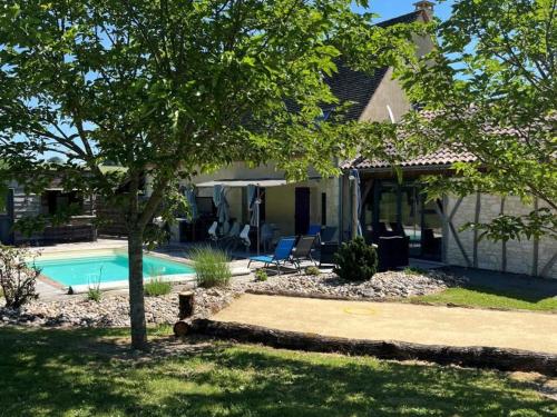 Maison spacieuse avec piscine chauffée, grand jardin et équipements bébé en Dordogne gîte à louer Clottes