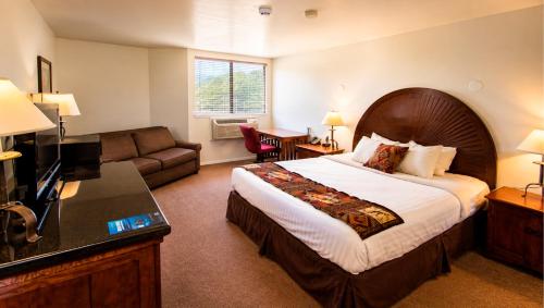 1 king bed, 1 sofa bed