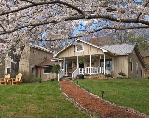 Henson Cove Place Bed and Breakfast w/Cabin