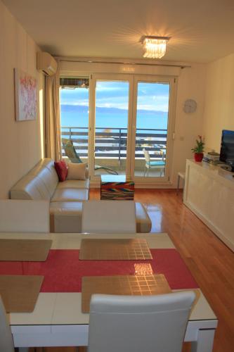 luxury beach front apt with seaside view and free parking, Split (photo 7)