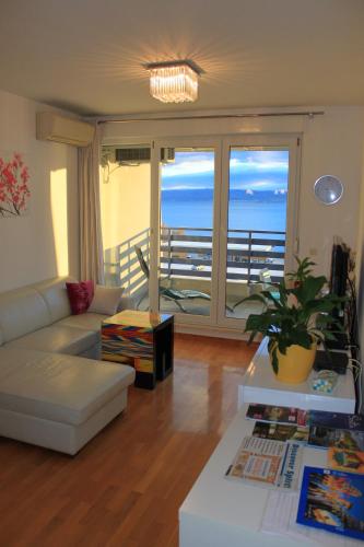 luxury beach front apt with seaside view and free parking, Split (photo 8)