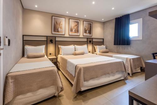 1 queen bed, 2 twin beds