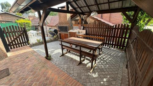Duplex en zona residencial con patio y parrilla