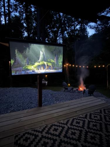 Cozy RV Retreat Fire Pit & Outdoor Cinema in McMinnville (TN)