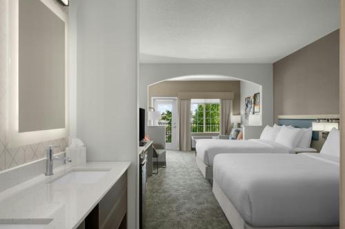 2 queen beds, 1 sofa bed