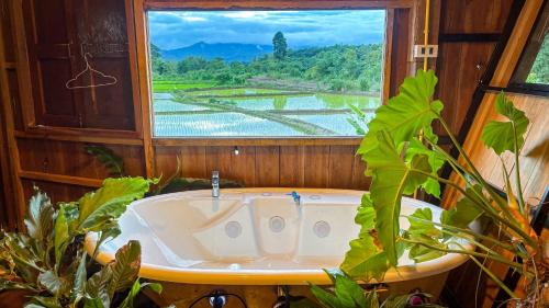 جاكوزي, DeeTorJai FarmStay Nan ดีต่อใจ ฟาร์มสเตย์ น่าน โดยเจ้าของ in Chiang Klang