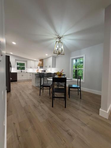 Modern 3BD Retreat near Asheville Airport in 米斯河(NC)