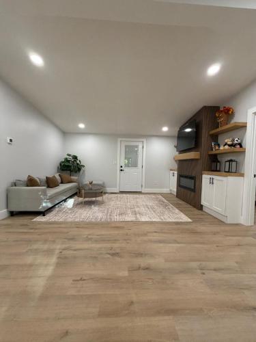 Modern 3BD Retreat near Asheville Airport in 米斯河(NC)