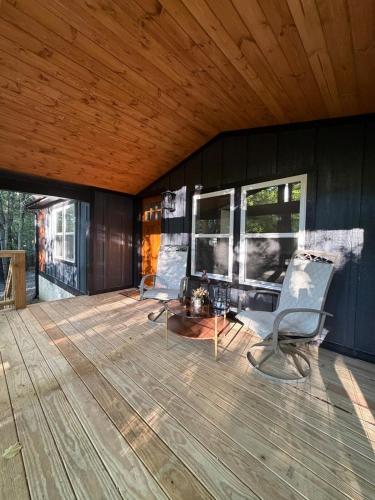 Modern 3BD Retreat near Asheville Airport in 米斯河(NC)