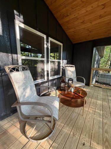 Modern 3BD Retreat near Asheville Airport in 米斯河(NC)