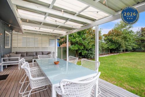 Hayes Beach House I Award Winner I 4 Mins to Beach