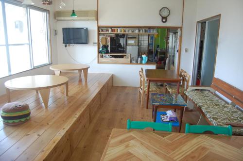 Shared lounge/TV area, Minshuku Namisou in Taketomi
