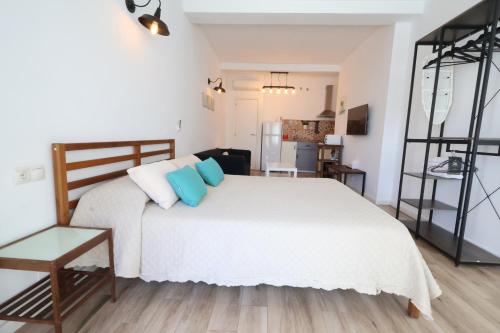 Galicia C - Bright Studio 8 Minutes from the Train in Benalmadena
