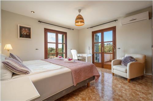 Villa Avrelia Spacious 4-bedroom country house with private saltwater pool, gym, large private garde in Algaida