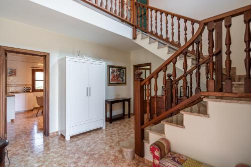 Villa Avrelia Spacious 4-bedroom country house with private saltwater pool, gym, large private garde in Algaida