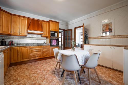 Villa Avrelia Spacious 4-bedroom country house with private saltwater pool, gym, large private garde in Algaida