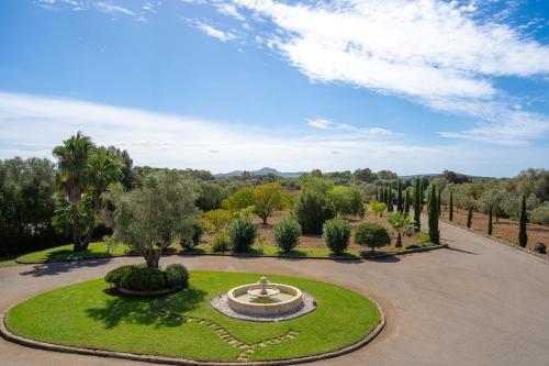 Villa Avrelia Spacious 4-bedroom country house with private saltwater pool, gym, large private garde in Algaida