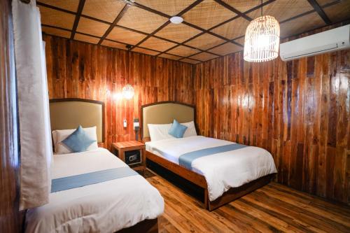 1 double bed, 1 twin bed
