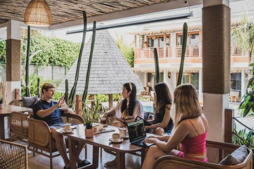 倉古魯梅茨海灘青年旅舍 - 由伊尼維飯店管理 (Roomates Beach Hostel Canggu by Ini Vie Hospitality) in 峇里島