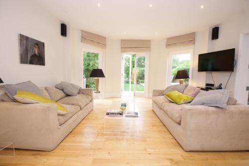 2br Apt With Garden Near Clapham High Street Station, Clapham, London